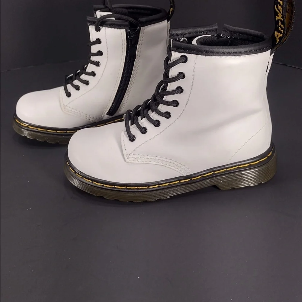 Dr. Martens White Leather Boots size 9 kids pre
Owned Exellent condition - Picture 3 of 7